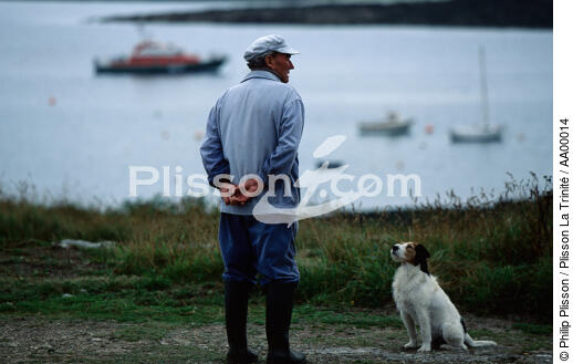 Pêcheur et son chien sur l'île de Molène (Finistère, 29) - © Philip Plisson / Plisson La Trinité / AA00014 - Nos reportages photos - Faune et Flore