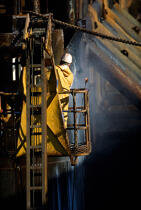 Un homme dans un chantier de réparation navale. © Philip Plisson / Pêcheur d’Images / AA00016 - Nos reportages photos - Chantier Naval