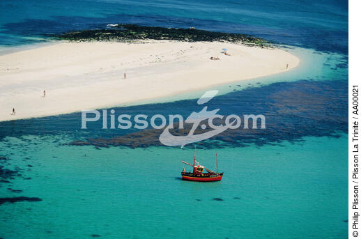 Bateau de pêche dans l'archipel des Glénan. - © Philip Plisson / Plisson La Trinité / AA00021 - Nos reportages photos - Plage