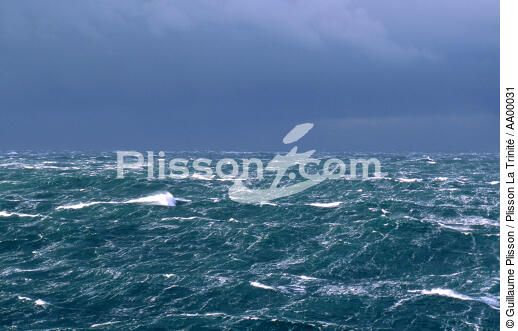 La mer est houleuse dans le Raz de Sein. - © Guillaume Plisson / Pêcheur d’Images / AA00031 - Nos reportages photos - Tempêtes