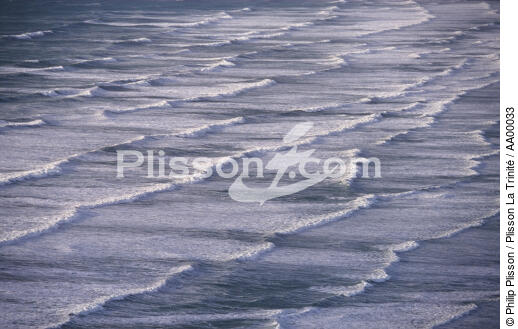 Les Vagues s'allongent sur la plage dans la Baie d'Audierne (Finistère, 29) - © Philip Plisson / Plisson La Trinité / AA00033 - Nos reportages photos - Site [29]