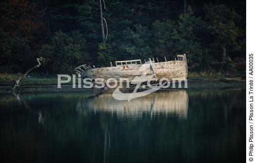 Une épave dans la rivière du Blavet. - © Philip Plisson / Plisson La Trinité / AA00035 - Photo Galleries - Shipwreck