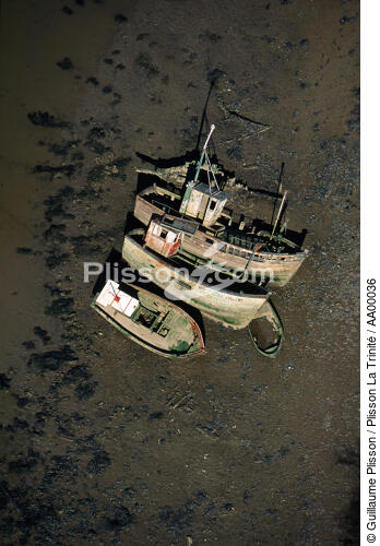 Epaves de bateaux vues de haut. - © Guillaume Plisson / Plisson La Trinité / AA00036 - Photo Galleries - Low tide