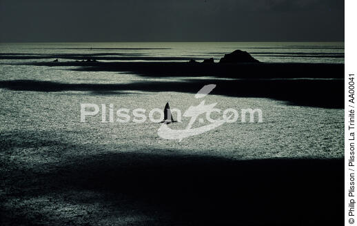 Un bateau, seul sur la mer irrisée. - © Philip Plisson / Plisson La Trinité / AA00041 - Nos reportages photos - Mer