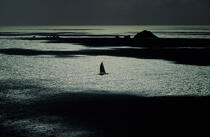 Un bateau, seul sur la mer irrisée. © Philip Plisson / Pêcheur d’Images / AA00041 - Nos reportages photos - Mer