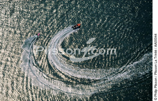Sport de glisse (Wake board) dans la Baie de Quiberon. - © Philip Plisson / Plisson La Trinité / AA00044 - Photo Galleries - Sport and Leisure