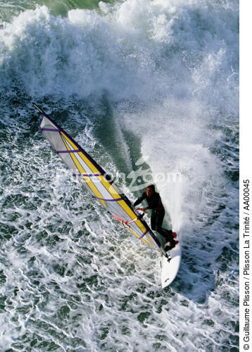 Sport de glisse : windsurfeur sur la presqu'île de Quiberon. - © Guillaume Plisson / Plisson La Trinité / AA00045 - Nos reportages photos - Homme