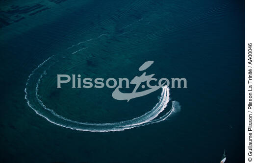 Ski nautique dans la Baie de Quiberon. - © Guillaume Plisson / Plisson La Trinité / AA00046 - Nos reportages photos - Motonautisme