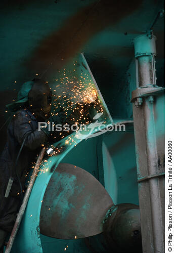Carénage au port de Concarneau (Finistère, 29) - © Philip Plisson / Plisson La Trinité / AA00060 - Nos reportages photos - Construction