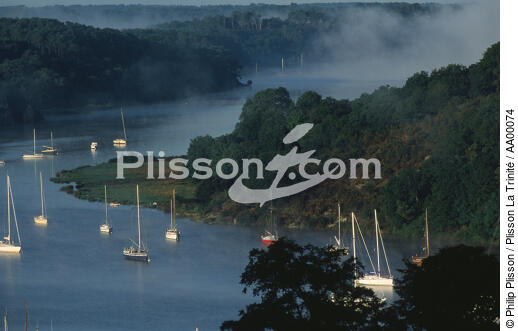 Bateaux au mouillage, la nuit, sur la Vilaine - © Philip Plisson / Plisson La Trinité / AA00074 - Photo Galleries - Nautical terms