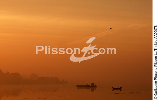 St Philibert au matin - © Guillaume Plisson / Plisson La Trinité / AA00078 - Photo Galleries - Lighter used by oyster farmers