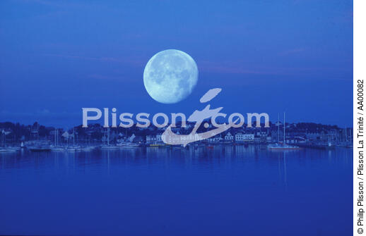 Pleine lune au dessus de la Trinité-sur-Mer - © Philip Plisson / Plisson La Trinité / AA00082 - Nos reportages photos - Port