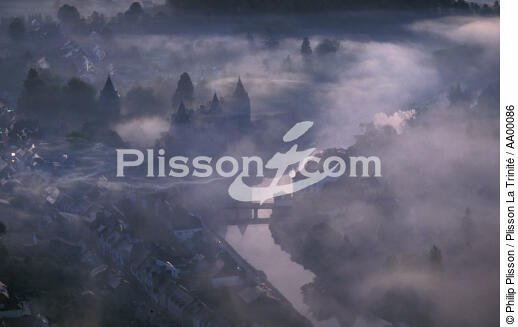 Josselin dans la Brume. - © Philip Plisson / Plisson La Trinité / AA00086 - Photo Galleries - Mist