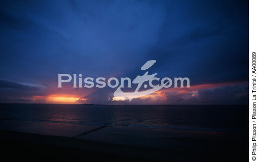 Coucher de soleil à Saint-Malo. - © Philip Plisson / Plisson La Trinité / AA00089 - Photo Galleries - Site of Interest [35]