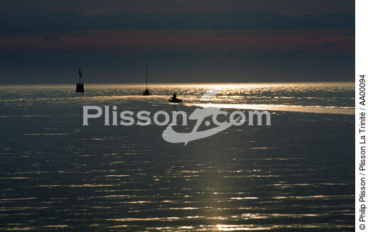 Coucher de soleil à Loctudy. - © Philip Plisson / Plisson La Trinité / AA00094 - Photo Galleries - Fishing