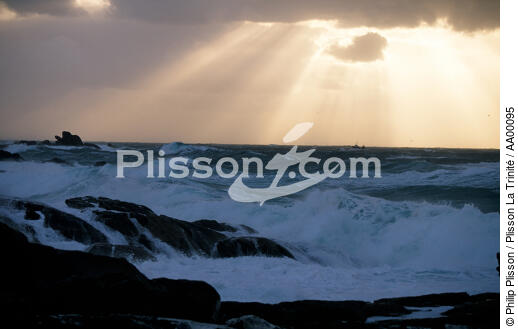Tempête sur la côte de Penmarc'h. - © Philip Plisson / Plisson La Trinité / AA00095 - Photo Galleries - Rough weather