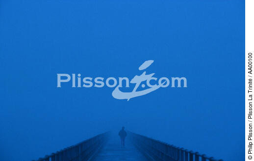 Un homme, la nuit, sur la jetée de Roscoff. - © Philip Plisson / Plisson La Trinité / AA00100 - Nos reportages photos - Moment de la journée