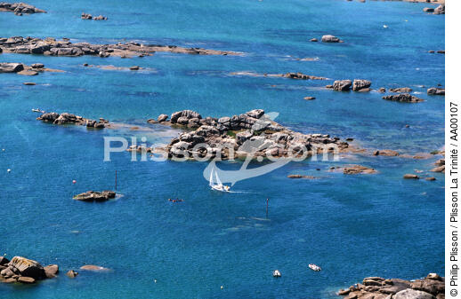 Voilier naviguant près des rochers à Ploumanac'h (Côtes d'Armor, 22) - © Philip Plisson / Plisson La Trinité / AA00107 - Nos reportages photos - Beau temps
