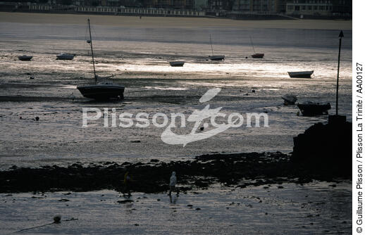 Bateau à marée basse devant Saint-Malo. - © Guillaume Plisson / Plisson La Trinité / AA00127 - Photo Galleries - People