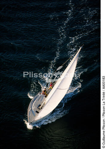 Le Bleu outremer sous spi. - © Guillaume Plisson / Plisson La Trinité / AA00183 - Photo Galleries - Sails