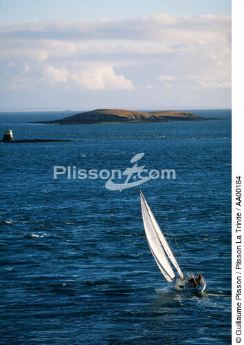 Le voilier Bleu Outremer naviguant devant Méaban. - © Guillaume Plisson / Plisson La Trinité / AA00184 - Photo Galleries - Guillaume Plisson