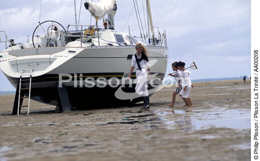 Mouillage à sec d'un monocoque de croisière. - © Philip Plisson / Plisson La Trinité / AA00208 - Photo Galleries - Sailing boat