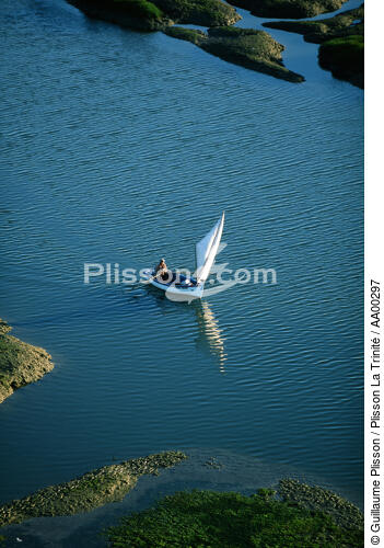 Canot à maisaine dans un marais au Portugal. - © Guillaume Plisson / Plisson La Trinité / AA00297 - Nos reportages photos - Pêche