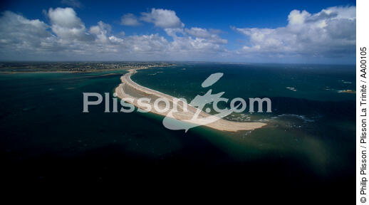 Sillon de Talbert : langue naturelle de sable et de galets longue de 3 km. - © Philip Plisson / Plisson La Trinité / AA00105 - Nos reportages photos - Beau temps