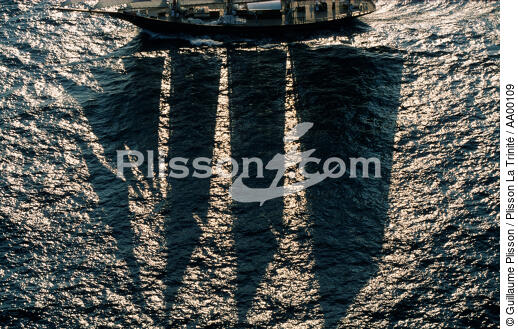 L'ombre du Shenandoah aux régates royales à Cannes. - © Guillaume Plisson / Plisson La Trinité / AA00109 - Nos reportages photos - Mer