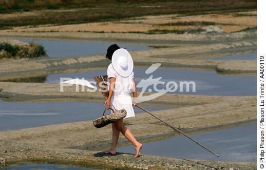 Jeune femme paludière dans les marais salants de Guérande. - © Philip Plisson / Plisson La Trinité / AA00119 - Nos reportages photos - Site [44]
