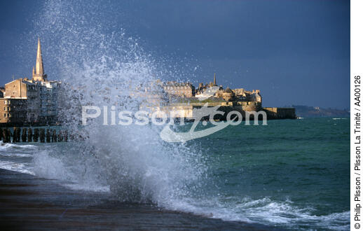 Ville close de Saint-Malo par gros temps. - © Philip Plisson / Plisson La Trinité / AA00126 - Photo Galleries - Storms