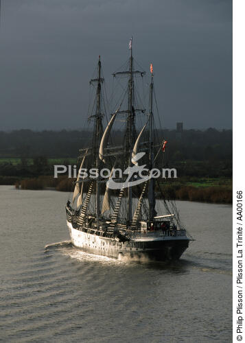 Le Belem à la tombée du jour sur La Loire . - © Philip Plisson / Plisson La Trinité / AA00166 - Photo Galleries - Tall ship / Sailing ship