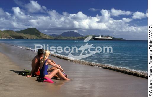 Un couple sur une plage aux Antilles. - © Guillaume Plisson / Plisson La Trinité / AA00171 - Nos reportages photos - Personnage