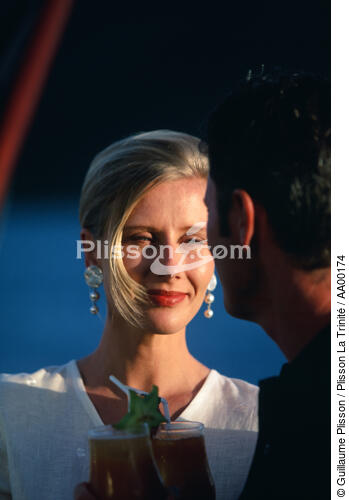 Portrait (Couple en train de trinquer) - © Guillaume Plisson / Plisson La Trinité / AA00174 - Nos reportages photos - Tradition