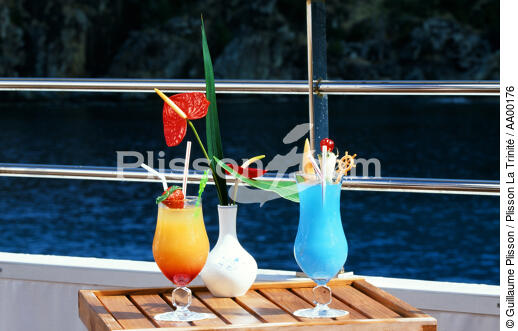 Cocktails et vase - © Guillaume Plisson / Plisson La Trinité / AA00176 - Nos reportages photos - Antilles [Les]