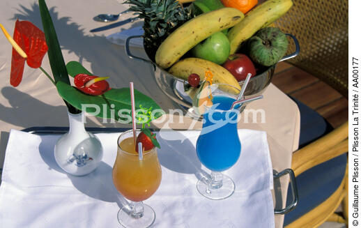 Cocktails, vase et corbeille de fruits. - © Guillaume Plisson / Plisson La Trinité / AA00177 - Photo Galleries - West indies [The]