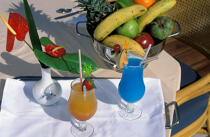 Cocktails, vase et corbeille de fruits. © Guillaume Plisson / Plisson La Trinité / AA00177 - Nos reportages photos - Antilles [Les]