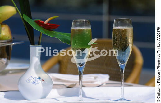 Coupes de champagne - © Guillaume Plisson / Plisson La Trinité / AA00179 - Nos reportages photos - Tradition