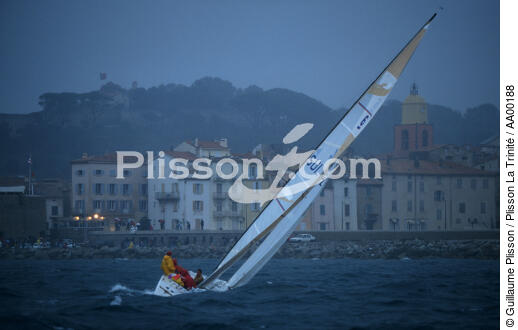 Un 6MJI naviguant aux abords de Saint Tropez. - © Guillaume Plisson / Plisson La Trinité / AA00188 - Photo Galleries - Rough weather