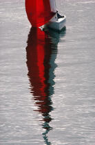 Reflet de spi sur une mer d'huile. © Philip Plisson / Plisson La Trinité / AA00221 - Photo Galleries - Yachting