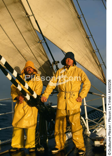 Marins du Belem en cirés jaunes. - © Guillaume Plisson / Plisson La Trinité / AA00236 - Photo Galleries - Tall ship / Sailing ship