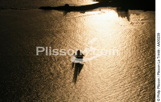 Langoustier à contre jour. - © Philip Plisson / Plisson La Trinité / AA00239 - Photo Galleries - Light