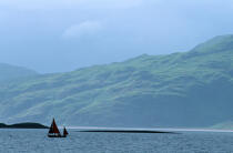 Voilier sur un lac d'Ecosse. © Philip Plisson / Plisson La Trinité / AA00251 - Photo Galleries - Scotland