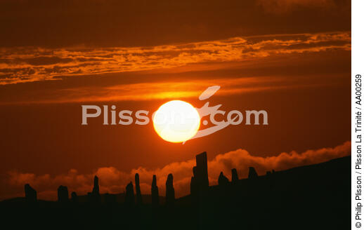 Coucher de soleil sur les menhirs du site numéro 1 de Calanais (Ecosse). - © Philip Plisson / Plisson La Trinité / AA00259 - Nos reportages photos - Ecosse