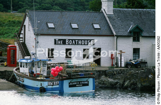 Abri à bateaux (boathouse) sur l'île de Mull. - © Philip Plisson / Plisson La Trinité / AA00262 - Photo Galleries - Port