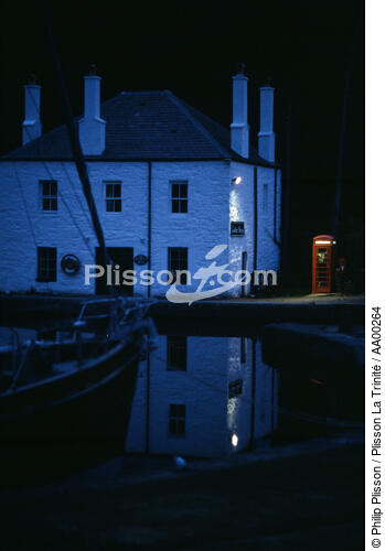 Crinan, petit port face à l'île de Jura (la nuit). - © Philip Plisson / Plisson La Trinité / AA00264 - Photo Galleries - Site of interest [Scot]