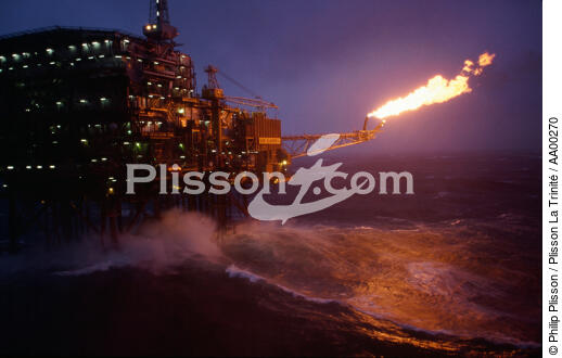 Plate-forme pétrolière Elf de nuit - © Philip Plisson / Plisson La Trinité / AA00270 - Nos reportages photos - Nuit