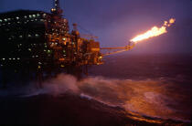 Plate-forme pétrolière Elf de nuit © Philip Plisson / Plisson La Trinité / AA00270 - Nos reportages photos - Ecosse