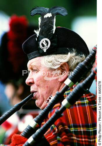 Bagpiper jouant de la cornemuse écossaise. - © Philip Plisson / Plisson La Trinité / AA00278 - Photo Galleries - People