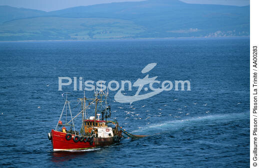 Chalutier rouge - © Guillaume Plisson / Plisson La Trinité / AA00283 - Nos reportages photos - Activité maritime
